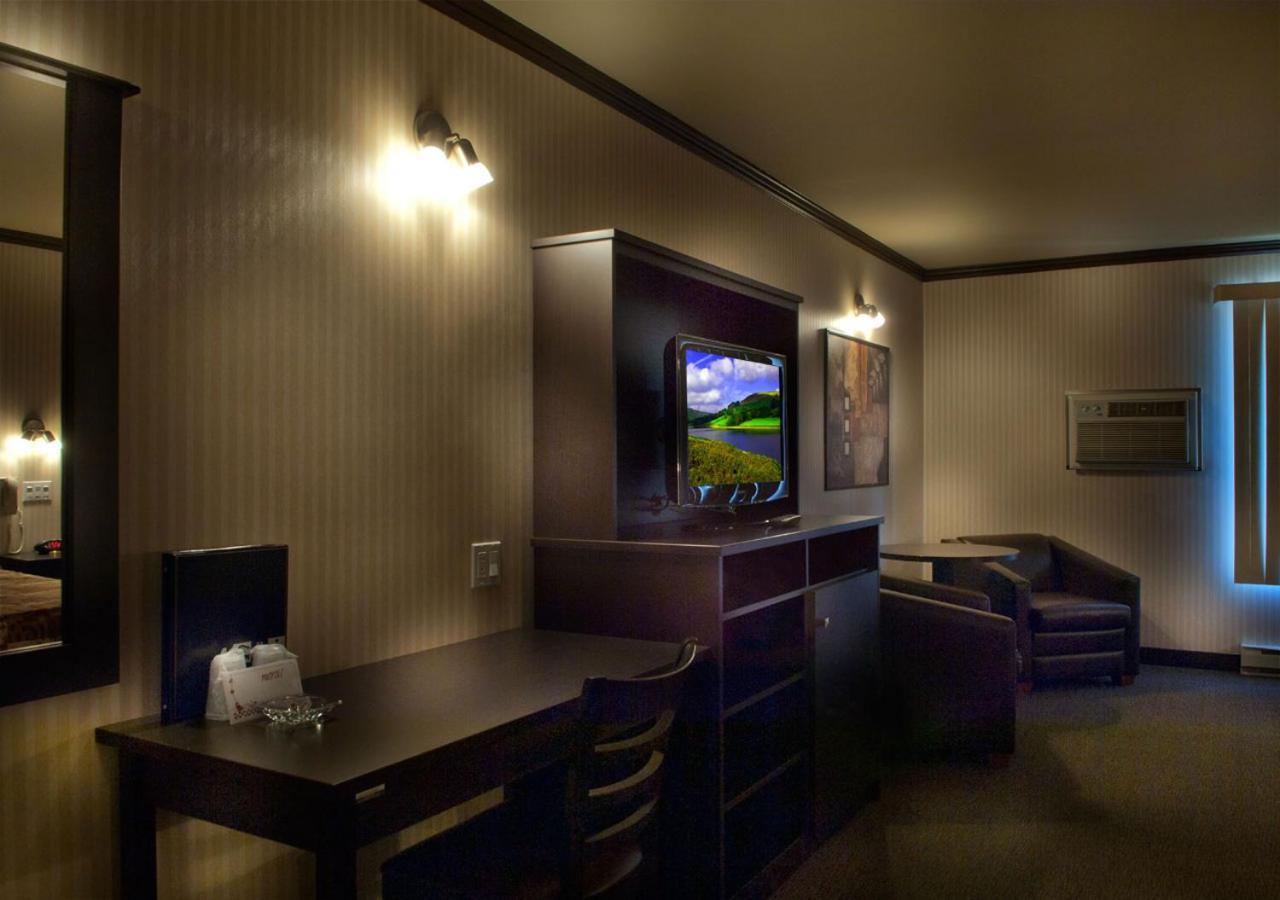 Ramada By Wyndham Laval Hotel Exterior foto