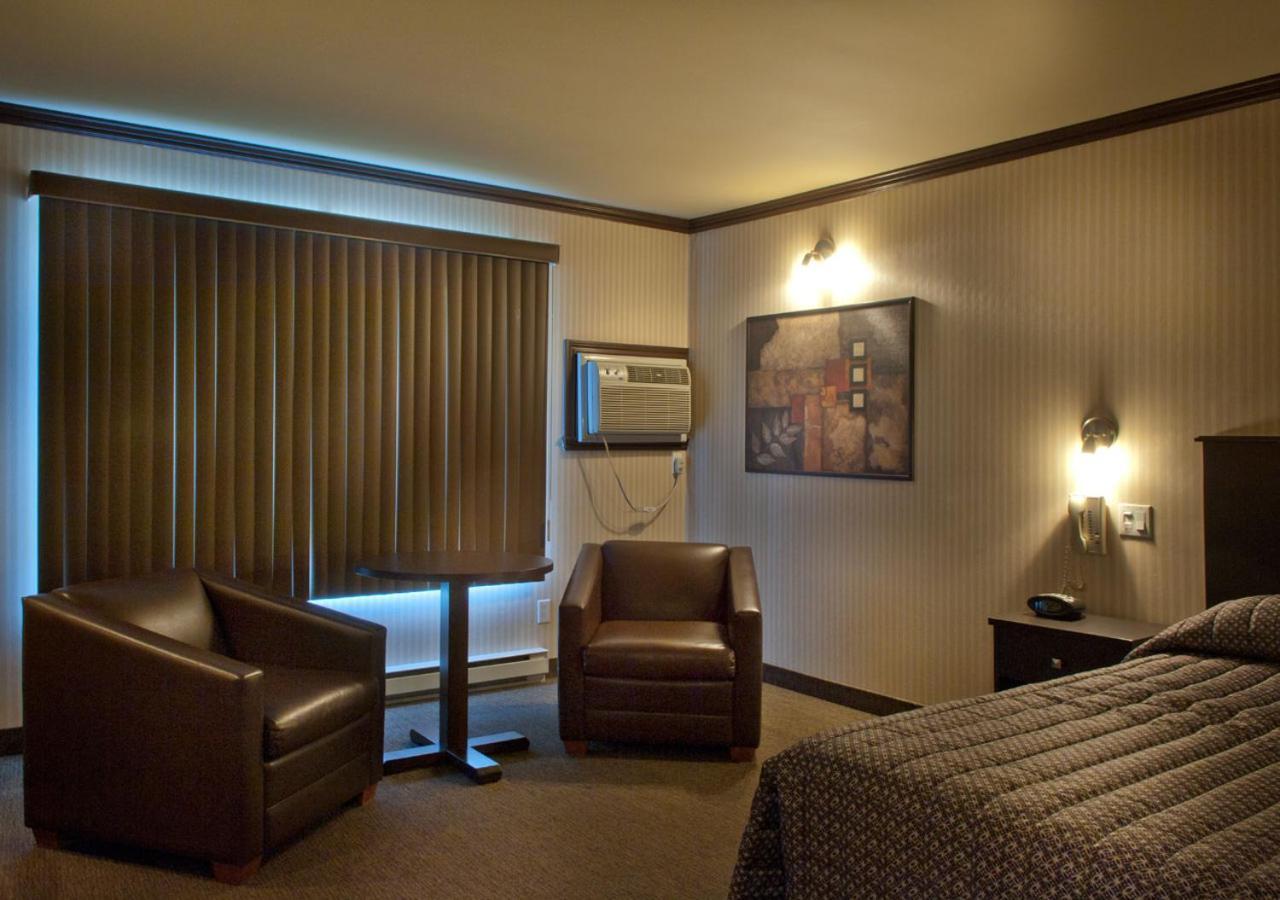 Ramada By Wyndham Laval Hotel Exterior foto