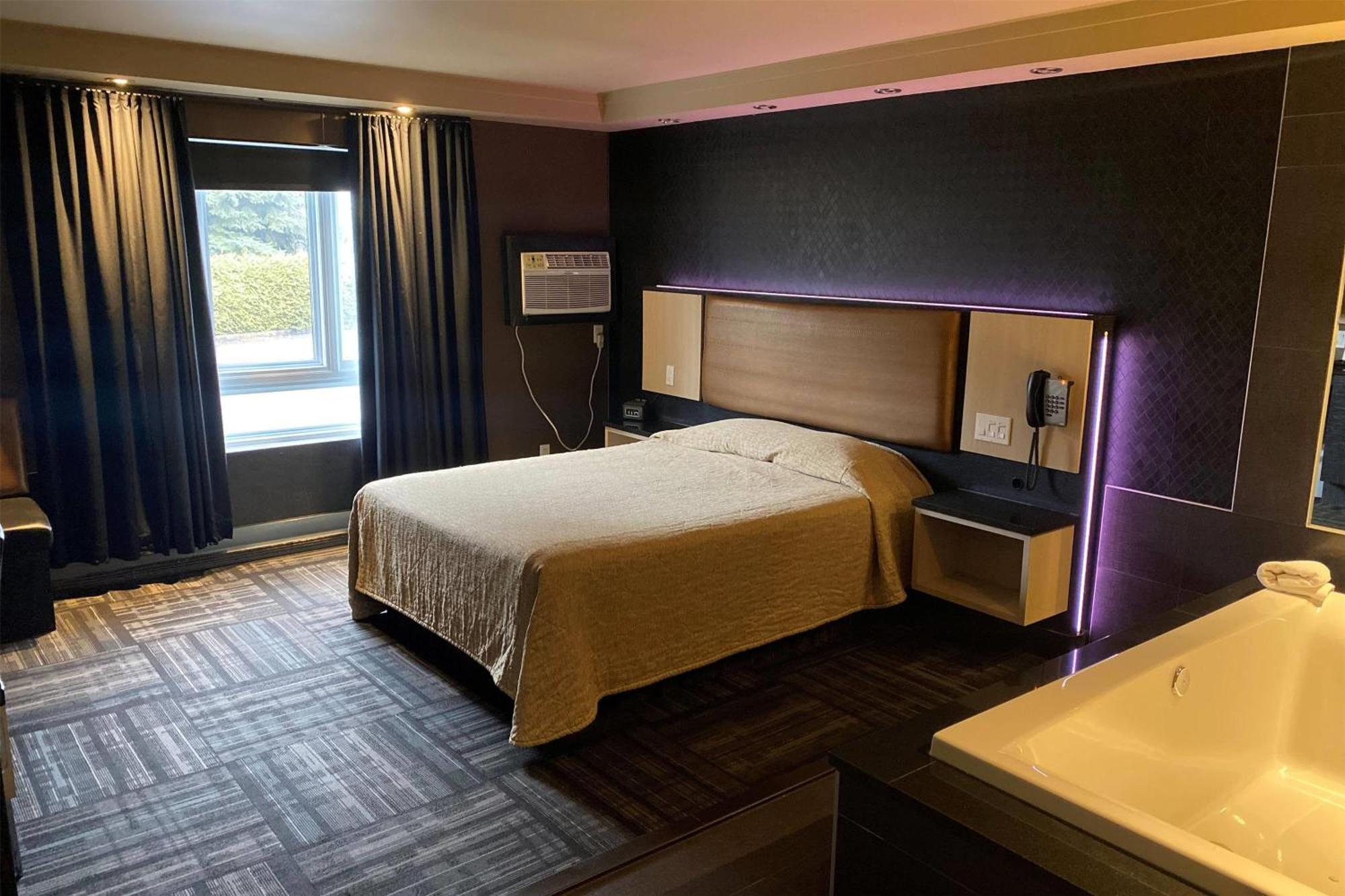 Ramada By Wyndham Laval Hotel Exterior foto