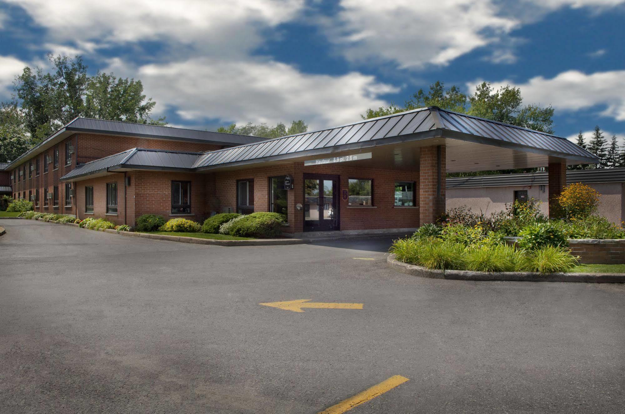Ramada By Wyndham Laval Hotel Exterior foto